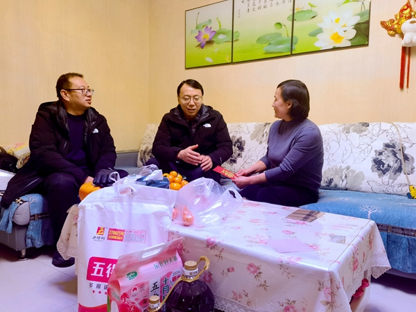 20250126/6795a57c02947.jpg 范 慰問 耿平.jpg