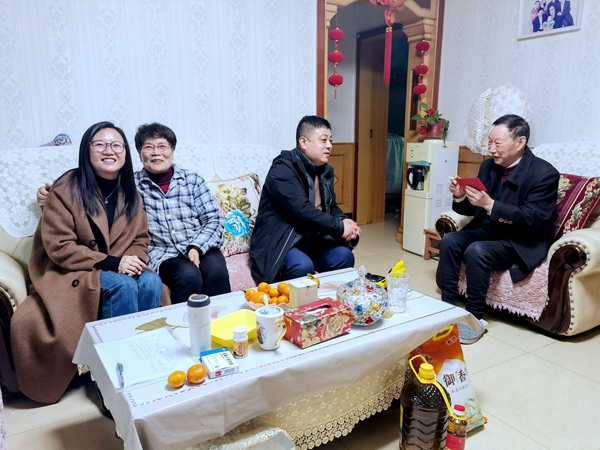 20250126/6795a595aa7b0.jpg 李 劉 慰問 賈金昌.jpg